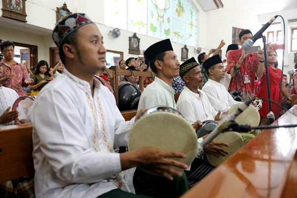 Misa Natal Gereja Mater Dei Semarang Diiringi Santri Demak dengan Rebana