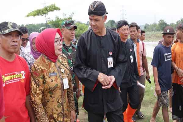 Alat Berat Atasi Jebolnya Bendungan Glapan Grobogan