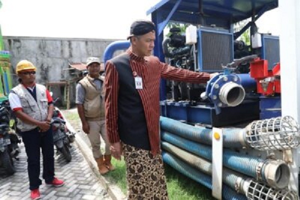 Gubernur Pergoki 2 Pompa di Kali Sringin Semarang Rusak Tersumbat Sampah