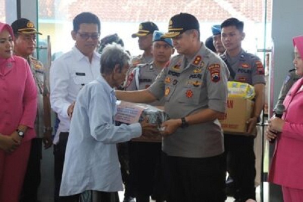 Kapolda Jateng ke Pengungsian Korban Banjir Demak