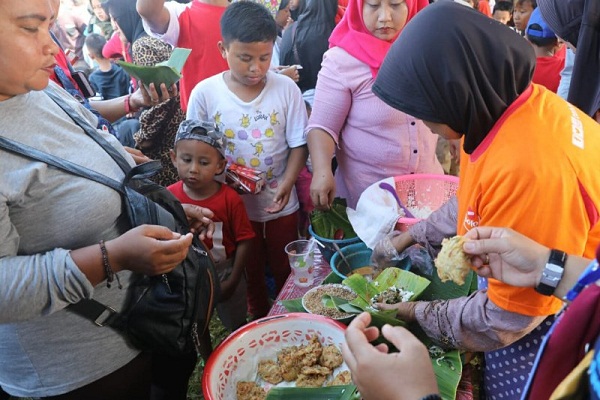 Bersepeda  ke Grobogan, Ganjar Pranowo Jajan Nasi Pagar