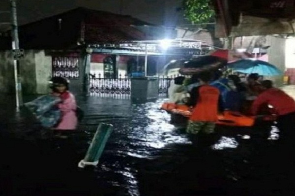 Jiwa Warga Melayang Akibat Banjir di Pekalongan, Ratusan di Pengungsian