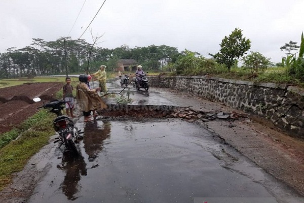 Jalur Penghubung 2 Desa di Batang Ambles 0,5 M