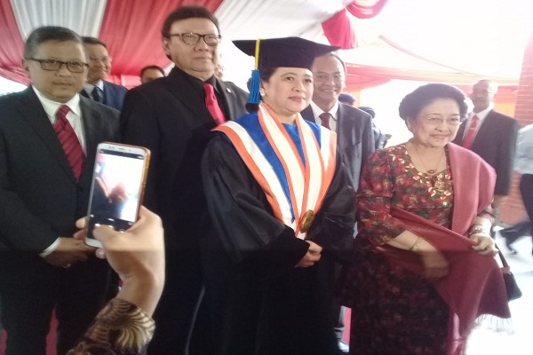 Terima Gelar Doktor HC dari Undip Semarang, Puan Ditemani Megawati