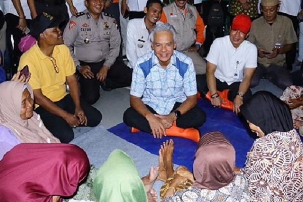 Gubenur Jateng Hibur Korban Banjir di Kudus