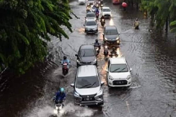 Genangan Banjir Masih Ganggu Semarang
