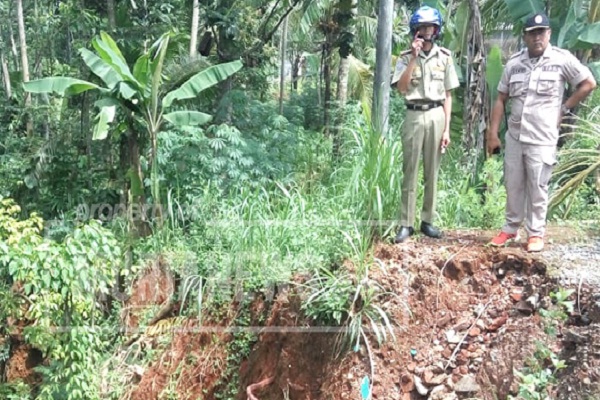 Tanah Longsor Ancam Akses Jalan Desa di Jepara