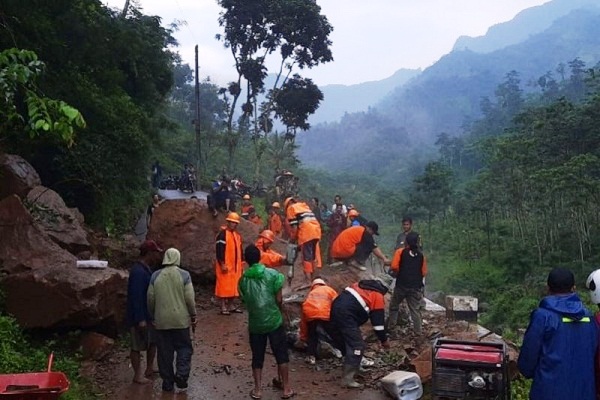 Tanah Longsor di Desa Rahtawu Kudus Sisakan Batu Besar