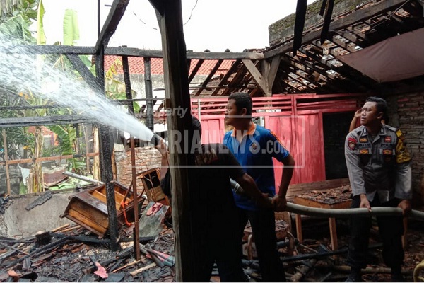 Kebakaran Rumah Grobogan Butuh 3 Mobil Pemadam