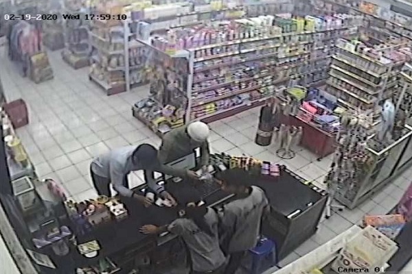 Penipuan 2 WNA di Temanggung Ini Terekam CCTV