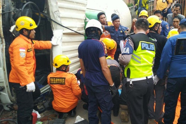 Pengendara Motor di Semarang Tertimpa Truk