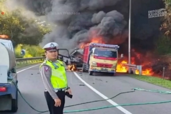 Truk Tangki Vs Truk Pasir, Api Membubung di Tol Jatingaleh