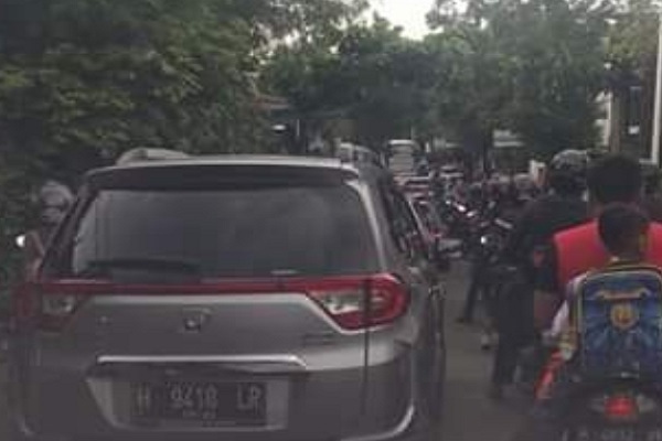 Meteseh Semarang Macet Parah, Netizen Tuntut Traffic Light