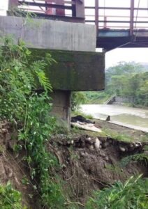 Foto bukti tanah penopang jembatan tergerus. (Facebook.com-MIK Semar)