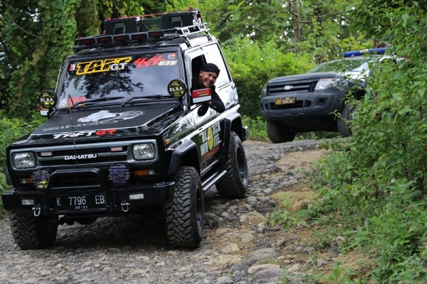 Gubernur Ganjar Naik Mobil Offroad demi Jalan Rusak Semarang