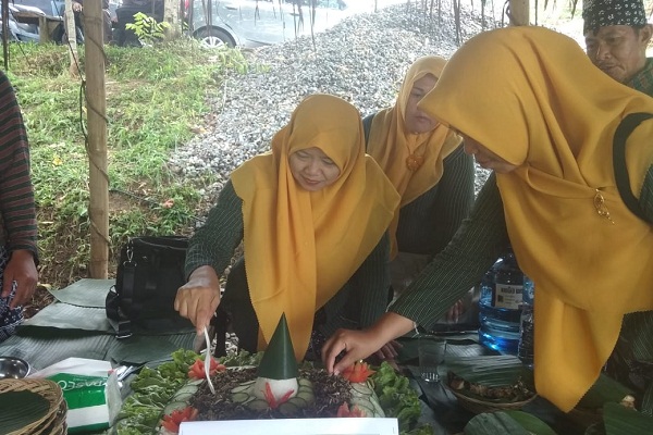 Di Lerep Ungaran Jajanan Tradisional Dibeli Pakai Koin Khusus