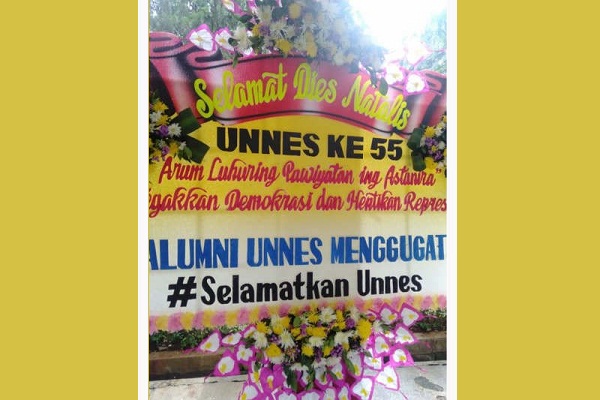 Alumni Unnes Menggugat Kirim Karangan Bunga demi Kritik Rektor Fathur Rokhman