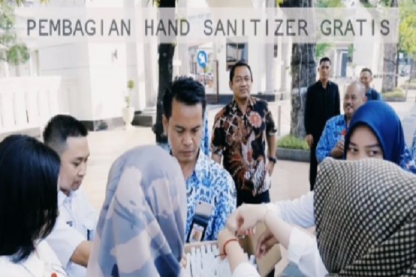 Lawan Covid-19, Pemkot Semarang Bagikan 1.500 Botol Hand Sanitizer