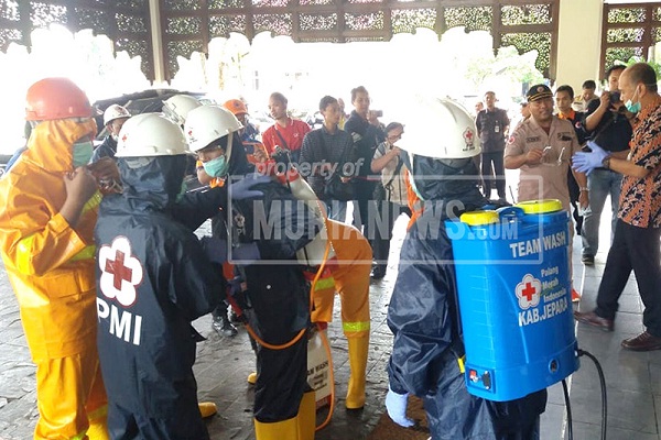 PMI & Polisi Turun Tangan, Fasum Jepara Disemprot Disinfektan Tangkal Virus Corona