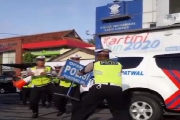 Satlantas Polrestabes Semarang Ikut Asyik Main Tik Tok