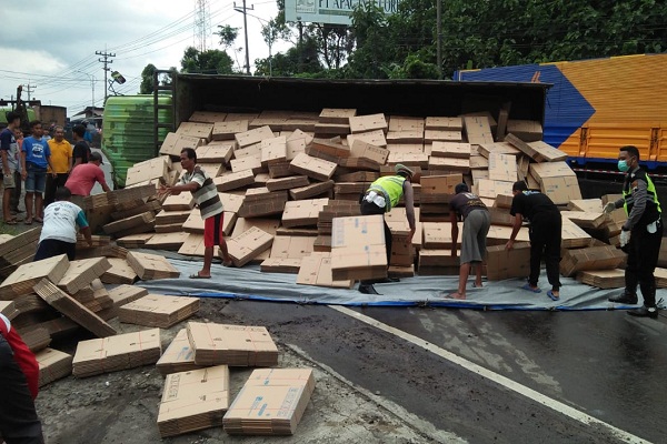 Telat Pindah Gigi, Truk Terguling di Tanjakan Cimory