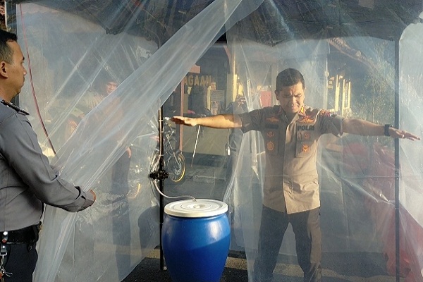 Lewati Bilik Disinfektan Sebelum Masuk Mapolres Salatiga