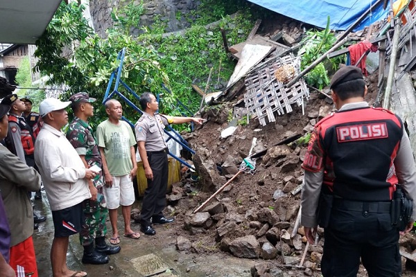 Talut 7 Meter di Kalitaman Salatiga Longsor