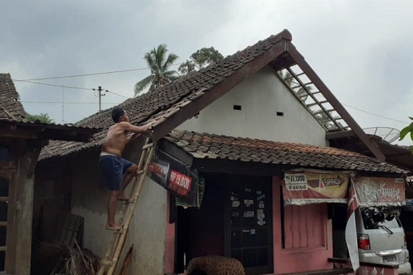 14 Rumah di Semarang Diterjang Puting Beliung