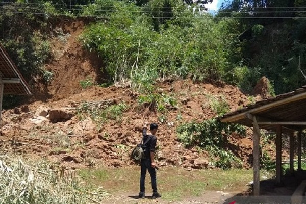 Tanah Retak di Magelang Paksa 57 Keluarga Mengungsi