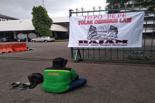 Di Tengah Ancaman Covid-19, Buruh Semarang Ini Demo Tapa Pepe