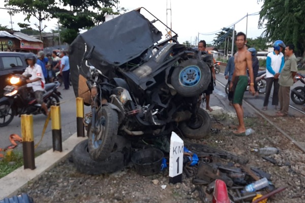 Diduga Mabuk, Tukang Tambal Ban di Semarang Terobos Pintu Perlintasan Kereta Api