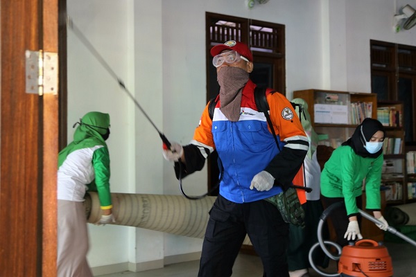 Pertamina Semprot Disinfektan ke 31 Masjid & Panti di Semarang