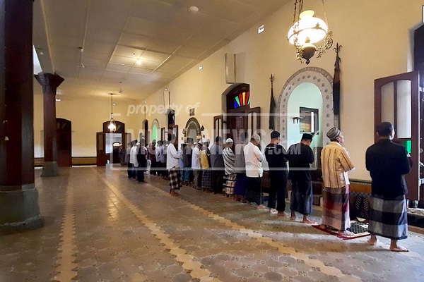 Salat Berjemaah Tetap Berlangsung di Masjid Menara Kudus, Ini Kuncinya…