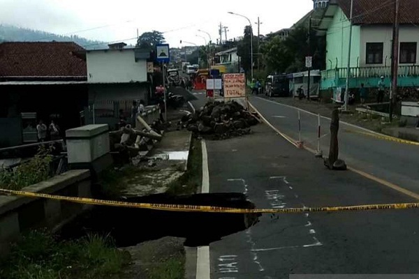 Jembatan Ambrol, Temanggung-Wonosobo Ditutup Total