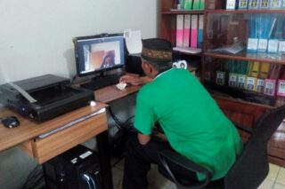 Proses penyerahan melalui video call narapidana penerima asimilasi dengan petugas Bapas Pati, Jumat (3/4/2020) sore. (Semarangpos.com-Arif Fajar S.)