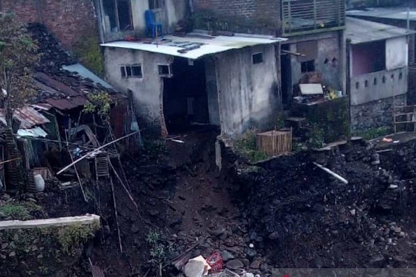 Talud Sungai Galeh Temanggung Ambrol, Rumah di Bantaran Terancam Longsor