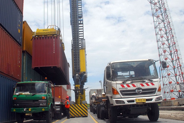 Impor Bahan Baku di Tanjung Emas Semarang Terus Merosot