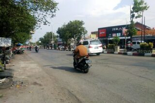 Jl. Gajah Mada Purwodadi, depan PDAM Purwodadi, Grobogan akan ditingkatkan dengan beton. (Semarangpos.com-Arif Fajar S.)