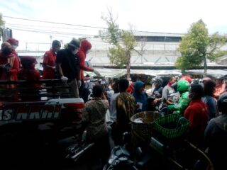 Warga menyerbu mobil Baguna DPC PDIP yang hendak membagikan masker kain di Pasar Purwodadi. (Semarangpos.com-Istimewa)