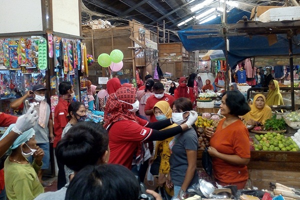 Bagikan Masker, Baguna PDI Perjuangan Grobogan Diserbu Warga