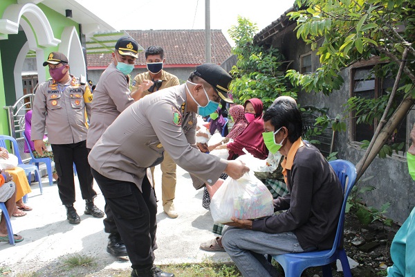 Polda Jateng dan Polres Grobogan Bagikan 710 Paket Sembako