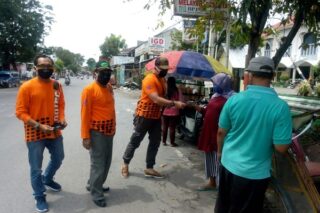 Grobogan Jeep Community (Gojec) berbagi masker di Purwodadi, Kabupaten Grobogan, Jawa Tengah. (Semarangpos.com-Arif Fajar S.)