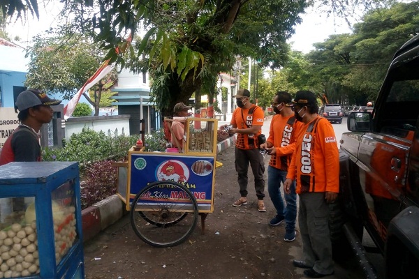 Komunitas di Grobogan Ramai-Ramai Bagikan Masker dan Sembako