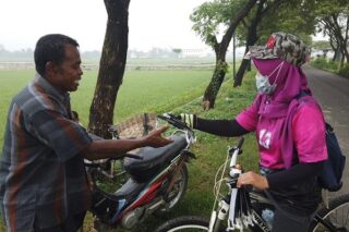 Komunitas olah raga bola voli (Voliga) berbagi masker di Purwodadi, Kabupaten Grobogan, Jawa Tengah. (Semarangpos.com-Istimewa)