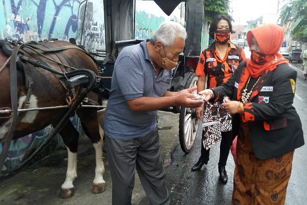 Pakai Jarik, Srikandi PP Salatiga Berbagi Empon-Empon