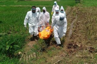 Evakuasi jenazah mandor Perhutani menggunakan APD lengkap, Kamis (23/4/2020). (Semarangpos.com-Polres Grobogan)