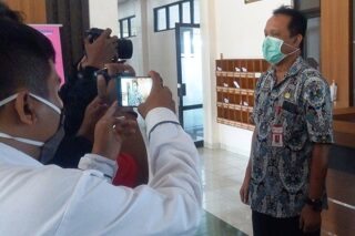 Kepala Dinas Kesehatan Grobogan Slamet Widodo (kanan) menjelaskan tentang penambahan pasien positif Covid-19. (Semarangpos.com-Arif Fajar S.)