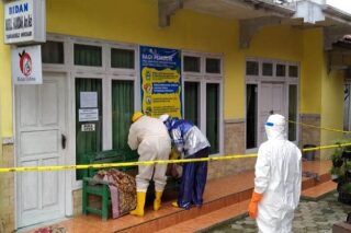 Petugas menggunakan APD lengkap memeriksa jenazah di Wirosari, Grobogan, Sabtu (25/4/2020). (Semarangpos.com-Pemcam Wirosari)