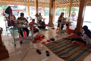 Proses pembuatan masker di Kantor DPC PDIP Grobogan. (Semarangpos.com-DPC PDIP Grobogan)