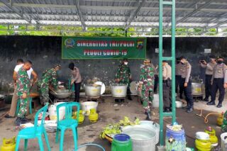 Puluhan personel TNI dan Polri memasak menu takjil dan paket nasi untuk berbuka puasa di dapur umum TNI-Polri, Makodim 0714/ Salatiga, Selasa (28/4/2020). (Semarangpos.com-Polres Salatiga)